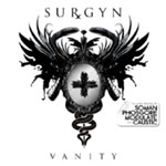 Valkoinen tausta, jota vasten koristeellinen mustalla värillä piirretty kuva. Sen keskellä musta risti tai rasti. Kuvan yläosassa lukee Surgyn.