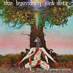 Piirros suuresta omenapuusta, jonka äärellä ihmishahmo omituisessa risti-istunnassa.