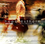 Epätarkka valokuva laukkua kantavasta ihmishahmosta, joka kävelee oikealle vasemmalta. Kuvan keskellä lukee Hope Estheim.