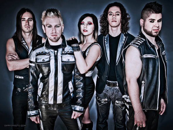 Ryhmäkuva The Rabid Whole -bändin kokoonpanosta. Siihen kuuluu neljä miestä ja yksi nainen. He seisovat tummansinistä taustaa vasten yhdessä rivissä.