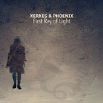 Harmaa tausta, jota vasten ihmishahmon siluetti vasemmassa reunassa. Yläosassa valkoisella värillä Xerxes & Phoenix -logo, jonka alla lukee "First Ray of Light".