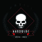 Musta tausta, jota vasten piirrettynä ihmisen pääkallo valkoisella värillä. Sen alla on Hardwire-logo valkoisella.