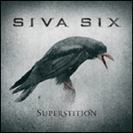 "Superstition"-EP:n etukannessa mustasulkainen lintu aukomassa nokkaansa. Kuvan yläosassa Siva Six -logo ja alaosassa "Superstition"-levyn nimi.