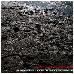 "Strength from Infliction" -EP:n etukannessa valokuva murusia täynnä olevasta mullasta tai hietikosta.