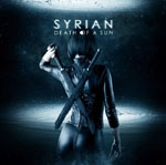 Valokuva mustahiuksisesta ja mustiin nahkavaatteisiin pukeutuneesta gootti-ihmisestä, jonka selässä kaksi miekkaa. Kuvan yläosassa valkoisella Syrian-logo.