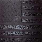 "New Hope for the Dead" -albumin kannessa tummanruskeaa tekstuuria, jossa osa viivoista on horisontaalisesti mattapintaisia, osa kiiltäväpintaisia.