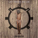 Taustalla puuseinää, jota vasten mustan rattaiston keskellä ristiinnaulittu vaaleaihoinen mies, jolla pitkät hiukset ja parrakas naama.