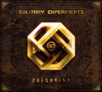 Ruskea tausta, joka erittäin yksityiskohtaisesti ornamentein koristeltu ja keltaisella koristekuviolla tähditetty. Yläosassa Solitary Experiments -logo kullanvärisenä.