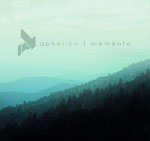 "Memento"-albumin etukannessa valokuva vuorimaisemasta, joka sinisen valon peittämä. Kuvan keskellä lukee Aphelion ja sen vieressä "Memento".