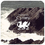 "Cymru"-albumin etukannessa valokuva vaahtopäistä lyömässä kiviseen rannikkoon. Kuvan keskellä lukee valkoisella "Cymru" ilman lainausmerkkejä. Sen alla valkoinen tarueläimen siluetti.