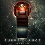 Valokuva vanhanaikaisesta avaimenreiästä, jonka takana näkyy punainen laservalo ja sen yllä valvontakamera.