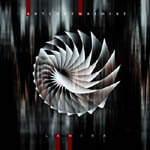 Mustaa taustaa vasten symmetrinen propellikuvio, jonka yllä lukee valkoisella värillä, pienellä fonttikoolla ja harvalla kirjainvälistyksellä Artcore Machina.