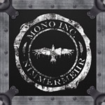 Tummanharmaa koristeellinen metalliraami, jonka keskellä valkoisella värillä sulkasiipisen linnun siluetti. Sen ympärille kierretty Mono Inc. -logo ja alapuolelle sana "Nimmermehr".