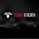 Tummanharmaa tausta, jota vasten Wynardtagen logo valkoisella vasemmassa reunassa. Sen oikealla puolen lukee tikkukirjaimilla "Close II Death".