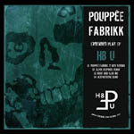 Vihreä tuasta, jota vasten ihmisen pääkalloa muistuttava piirros. Kuvan oikeassa reunassa mustaa taustaa vasten Pouppée Fabrikkin nimi tikkukirjaimin.