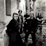 Mustavalkoinen promokuva saksalaisesta Xandria-yhtyeestä, jonka jäsenet seisovat pöpelikössä talon seinän vieressä. Etummiasena nainen, joka on pukeutunut mustiin vaatteisiin. Kuvassa hänen lisäksi neljä miestä.