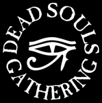 Mustaa taustaa vasten valkoisella värillä Dead Souls Gathering -klubin logo egyptilaisen hieroglyfin tai symbolin ympärille taivutettuna.