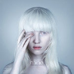 "Mine Remixes part 1" -kiekon kannessa valokuva albiinosta naisihmisestä, jolla kalpea iho ja eloton ilme kasvoilla.