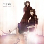 Ylivalottunut, vaalea valokuva kahdesta mustiin pukeutuneesta naisesta. Vasemmassa yläkulmassa Clientin logo.