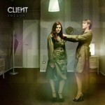 Valokuva kahdesta naisesta, jotka seisovat kattovalaisimen alla. Vasemmassa yläkulmassa Client-logo.