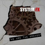 Valokuva vaaleassa seinässä olevasta halkeamasta, jonka takaa paljastuu ruskealla värillä rataskoneisto. Kuvan oikeassa yläkulmassa System:FX:n logo.