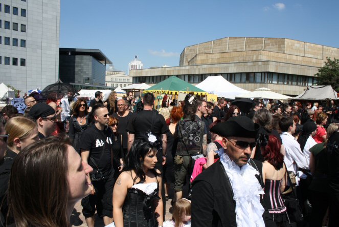 Yleisöä Wave Gotik Treffen 2013:ssa. Kuva: Niina Helminen.