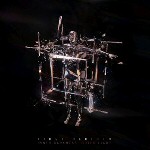 Musta tausta, jonka keskellä neliönmuotoinen häkkyrä muodostettu ruskeista ja valkoisista tikuista ja viivoista.