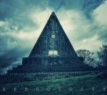 Sinertävä valokuva tai piirros jyrkästi rakennetusta pyramidista. Kuvan alaosassa lukee albumin "Xenoglossy" nimi harvalla kirjainvälistyksellä.