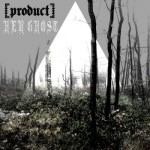 Harmaasävyinen valokuva kuolleesta metsästä, jonka yllä valkoinen tausta ja bändin logo vasemmassa yläkulmassa mustalla.