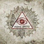 Harmaa tausta, jota vasten punainen kolmio, jonka sisällä ihmisen silmä katsoo eteensä. Silmän alla Mono-Aminen logo.