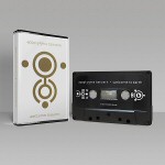 Harmaasävyinen tausta, jota vasten musta äänikasetti ja sen vasemmalla puolen vaaleakuorinen kasettikotelo.