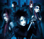 Moi dix Mois -yhtyeen jäsenet seisovat promokuvassa, jota on muokattu kuvankäsittelyohjelmalla. Miehillä yllään tummat vaatteet ja naamat värjätty musta-valkoisiksi.