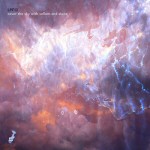 Piirros tai valokuva suurista pilvistä ja salamoista niiden seassa. Väreinä sininen, punainen, oranssi.