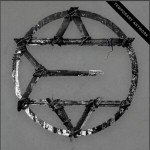 Keskiharmaa tausta, jota vasten mustaksi koppuraksi kärähtänyt Daavidin tähti. Kuvan oikeassa yläkulmassa musta nauha.