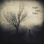 Harmaasävyinen, osin vinjetoitut valokuva tai piirros sumussa seisovasta lehdettömästä puusta.