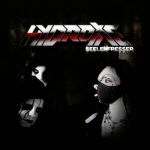 Mustaa tasustaa vasten kolmen muusikon kasvot mustavalkoisina valokuvina. Kuvan yläosassa Hydroxie-logo.