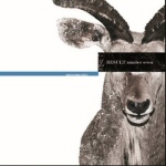 Valkoinen taustaväri, jota vasten valokuva vuohesta tai pässistä, jonka silmien päällä musta laatikko. Sen päällä lukee yhtyeen ja albumin nimi.