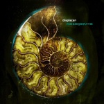 Tummanharmaata taustaa vasten kellertävänä ja ruskeana hohtavan fossiilin muoto, jonka vierellä Displacerin ja albumin nimi.