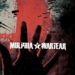Kuvassa alaosassa kämmen, taustalla punaista tuhrua. Päällimmäisenä valkoisella värillä sanat Mulphia ja WarTear.