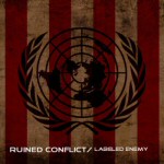 Kellertäviä ja punaisia juovia pystysuuntaisesti. Niidne päällä maailman kartta mustalla värillä.