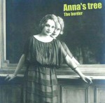 Valokuva kaksipäisestä naisesat, joka pukeutunut tummanharmaaseen leninkiin. Oikeassa yläkulmassa vihertävällä värillä yhtyeen ja albumin nimi.