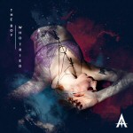 "The Boy Who Tried" -albumin kansitaiteessa valokuva makoilevasta ihmisolennosta, jonka ympärillä sinistä ja punaista savua.