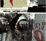 Hanne Hukkelbergin uuden 'Rykerstrasse 68' -albumin kansikuva, joka on kuin lehtileikkeistä koostettu sekalainen kuvakokoelma.