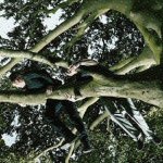 Valokuva puussa roikkuvasta ihmishahmosta.