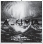 Harmaasävyinen maalaus tai piirros ihmishahmosta, joka makoilee vaakatasossa. "Alkimia"-sana harmaalla värillä kuvan keskellä.