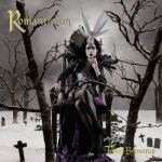 Valokuva goottinaisesta pukeutuneena rönsyihin aj omalaatuiseen asuun. Vasemmassa yläkulmassa "Romanticism"-albumin nimi.