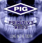 Sinertävä röntgenkuva ihmisen purukalustosta, jonka päällä PIG-artistin ja Primitive Racen logo.