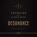 Tummanharmaata taustaa vasten vaaleanruskealla värillä VNV Nationin nimi, pientä pränttiä ja "Resonance"-levyn nimi.