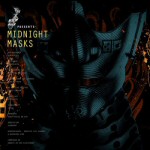 Musta, kiiltävä ihmiskasvoja muistuttava naamio. Vasemmassa yläkulmassa lukee "Midnight Masks" versaalilla.