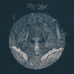 Tummansinistä taustaa vasten ympyränmuotoinen piirros metsässä seisovasta ihmishahmosta.